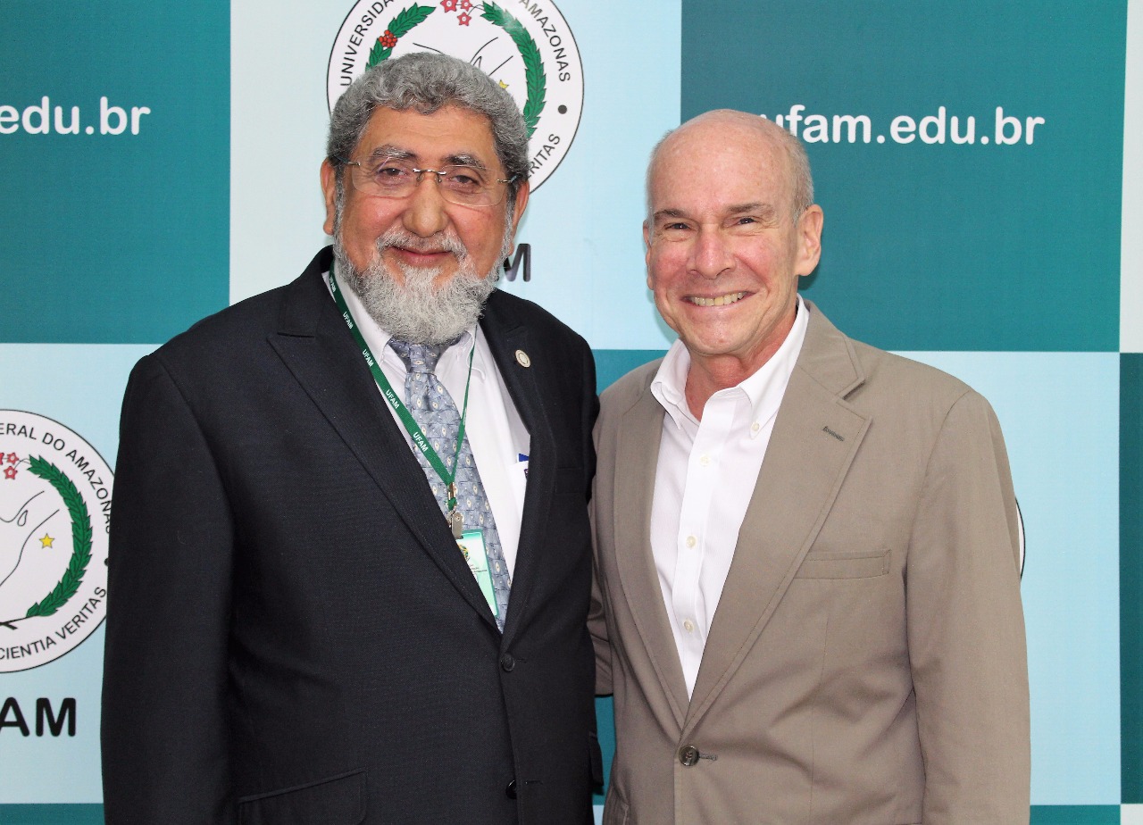Vice-reitor, professor Jacob Cohen recebeu o embaixador, que demonstrou interesse em firmar parcerias